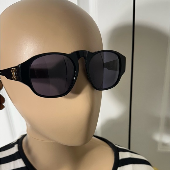 CHANEL Black and Gold Sunglasses with Oversized Frame - Picture 9 of 9